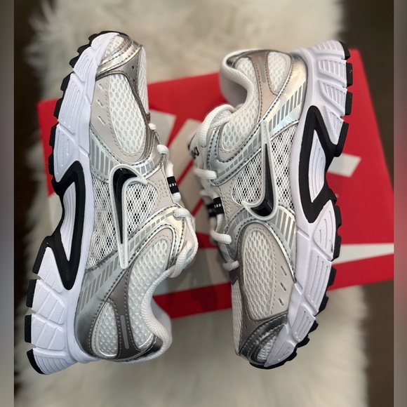 Nike V5 RNR Women's Sneaker - White/Black - Picture 5 of 6